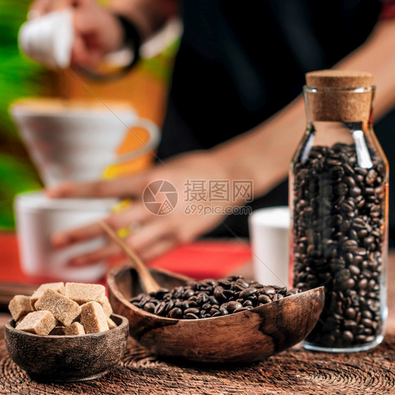 在木碗里做咖啡过滤在背景中用人工咖啡滴水器图片