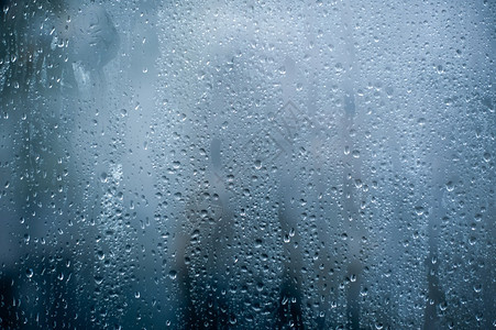 雨季背景窗户或淋浴摊秋季节背景抽象纹理壁纸中的雨水滴季背景窗口或淋浴摊秋季背景抽象纹理壁纸中的雨水滴图片