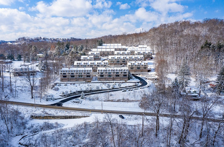 山上丘充满冬雪的现代城镇房屋景象山上丘在摩根镇西弗吉尼亚州附近俯视骗人湖在摩根镇冬季雪中对骗人湖的展望图片