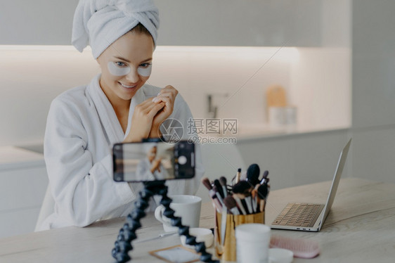 分享有关皮肤护理的经验透过化妆工具将浴巾戴在头上图片