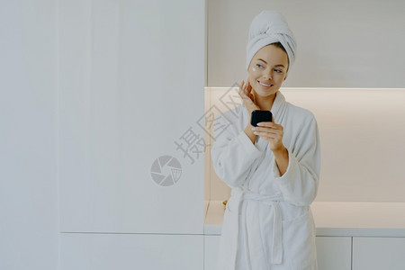 刚洗完澡的女子准备化妆图片