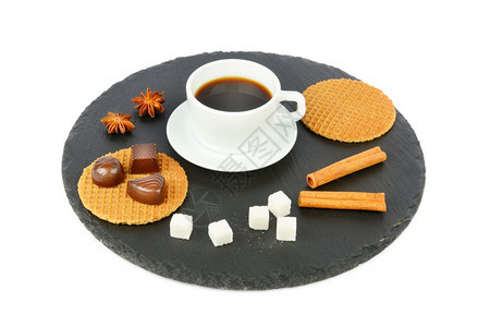 香咖啡巧克力华夫饼和肉桂放在白背景的纸盘上图片