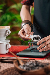 咖啡过滤器女咖啡商在滴前先以数字规模计算咖啡豆重量图片