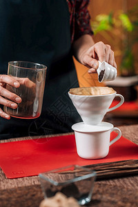 咖啡过滤器女咖啡师将地面倒入手工滴水机的手掌图片