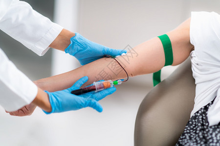 pr治疗为血浆丰富的小板上注入抽血为减少面皱纹而进行美学医治疗或血浆丰富的治疗抽图片