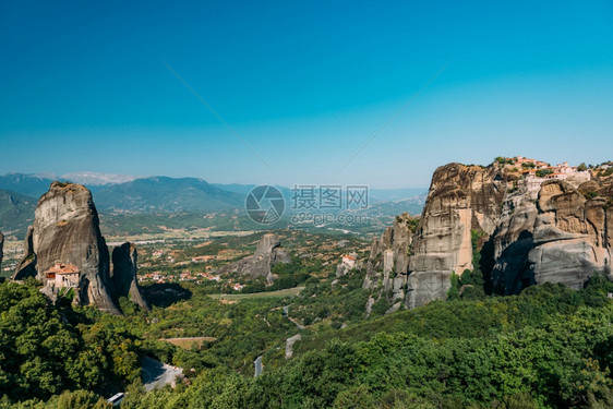 4座寺庙后面有喀兰巴卡山谷图片