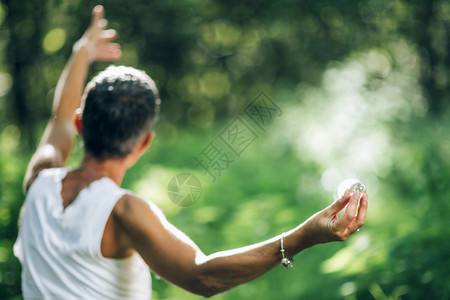 治愈开业医生为她的晶体注入活力从自然和阳光中收集纯能量用给晶体注入图片