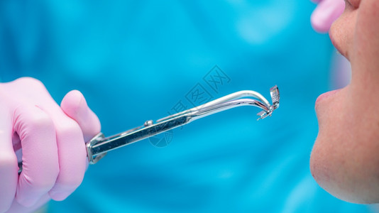 肾上腺化学为牙科诊所的根管治疗准备工具图片