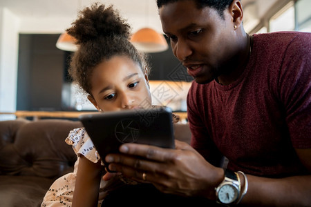 女儿和父亲在玩电脑平板图片