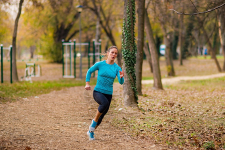 自然公园黄色背景户外跑步有吸引力的妇女图片