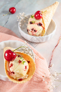大理石表面的冰淇淋和樱桃水果图片