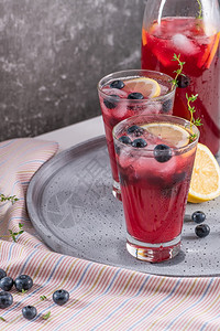 新鲜蓝莓夏季莫吉托鸡尾酒蓝莓柠檬汁或厨房柜台的桑格里亚图片