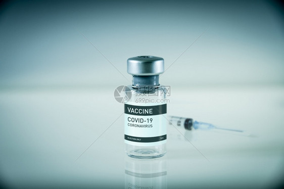 19个疫苗瓶和注射器蓝底图片