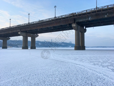 冷冻的dnipro河上的柏干桥背景中的佩赫斯克拉Kyivukrane图片