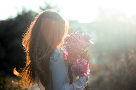 夏天快乐的美丽女孩带着花束的朵图片