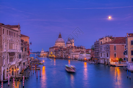 圣玛利亚达拉礼堂蓝色时段的教堂在大运河里威尼斯意大利图片