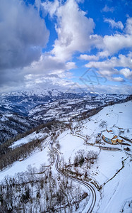西班牙阿斯图里亚山脉的雪景图片