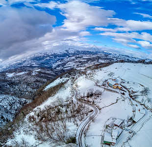 西班牙阿斯图里亚山脉的雪景图片