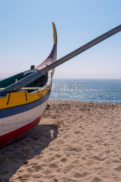 在parmosepinhortugal海滩上典型的葡萄牙老渔船图片