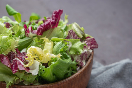 沙拉混合叶背景新鲜沙拉模式配有鲁科拉紫生菜菠薯片和硬叶图片