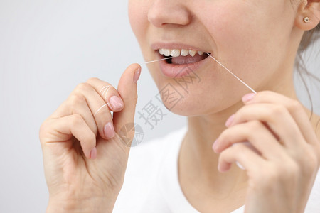 口腔卫生和保健微笑的妇女使用牙科线白健康齿图片