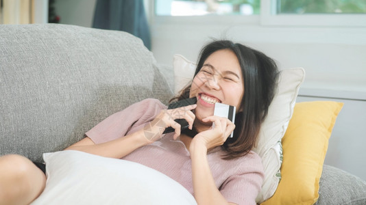 女子在家开怀大笑背景图片