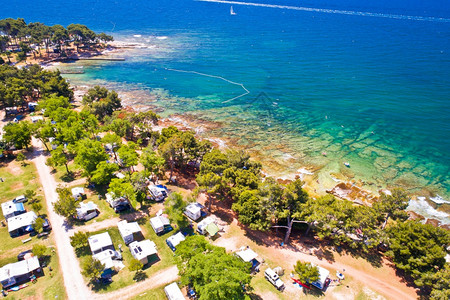 海边露营在Croati岛地区Svurdija的海边空中观察结晶清晰的石头海滩图片