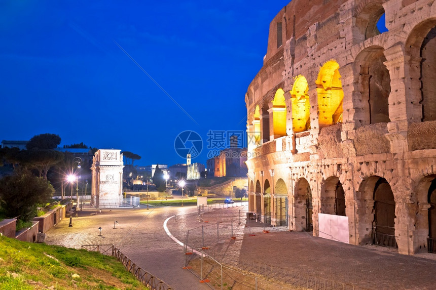 古罗马地标建筑斗兽场夜景图片