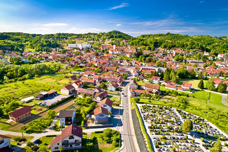 北croati的Zgorje地区绿色山坡风景中的Varzdinske镇顶端图片