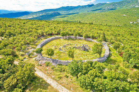 在Croati的Nvndlski地区在Lednic村空中观察环形历史里程碑图片