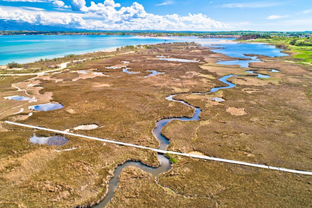 海沼泽和浅沙滩从宁空中观望山地背景croati地区图片