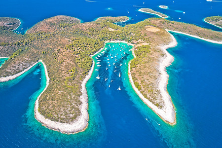 帕里萨纳海湾和乌绿滨的空中全天景位于克罗提亚的赫瓦尔群岛巴克莱尼奥托西群岛图片