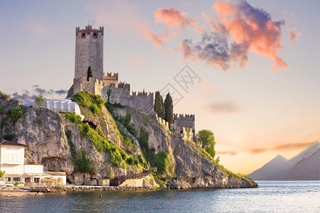 恶劣的城堡和水边风景意大利的平原地区拉戈迪加达图片