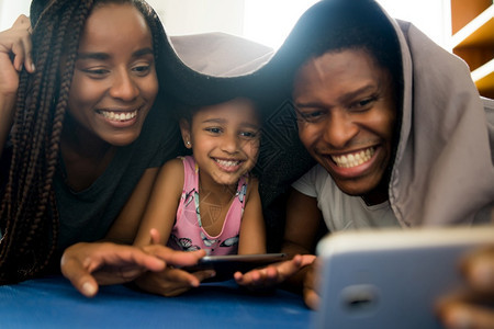 一个家庭在起玩得开心的肖像在家时用手机拍自图片