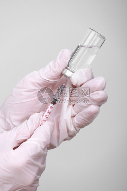 ‘~医生护士或科学家手持白套携带流感麻疹为疾病爆发接种疫苗注射的冠状疫苗药品和物概念医生药品和物概念  ~’ 的图片