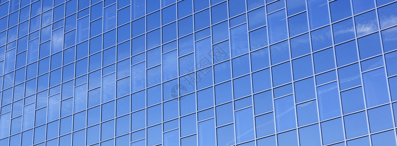 2017年月5日杜特奇镇乌勒支拉博银行总部的玻璃面罩反映云层和蓝天图片