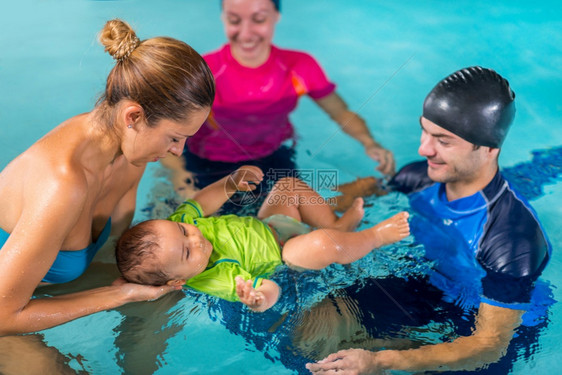 男婴母亲和游泳班教员图片