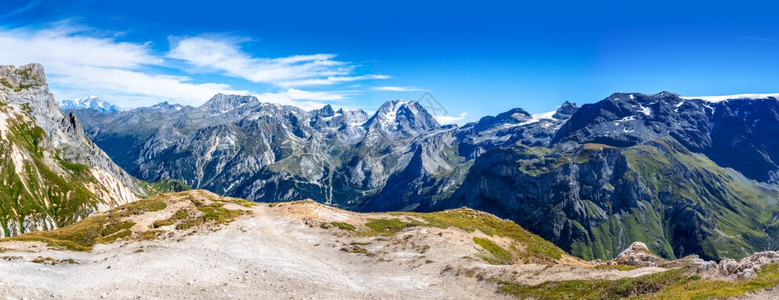 从法国阿尔卑斯山普拉洛格南拉瓦努瓦兹的小勃朗峰山顶上俯瞰高山冰川景观全景从法国阿尔卑斯山普拉洛格南拉瓦努瓦兹的小勃朗峰俯瞰高山冰图片