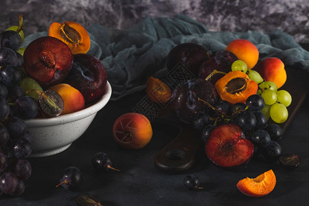 用水滴洗的新鲜果亮的高光显示新鲜各种深色背景的新鲜葡萄杏子和羽流维生素的果实来源图片