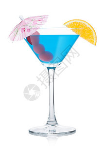 马提尼杯中的蓝色环礁鸡尾酒加橙片和甜樱桃白底带雨伞图片