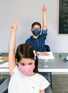 女教师在数学课上用面罩解释练习图片