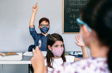 女教师在数学课上用面罩解释练习图片