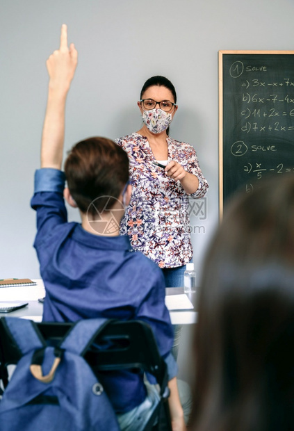 女教师在数学课上用面罩解释练习图片