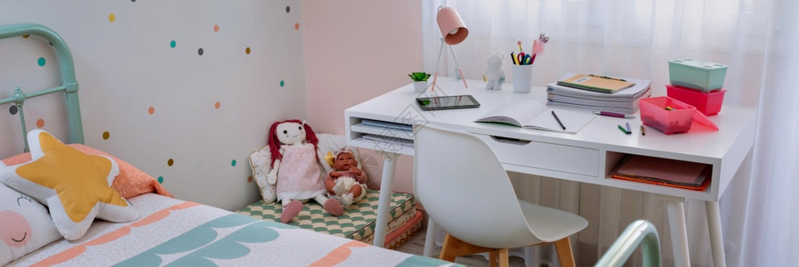 gircqu带有床和桌椅的卧室带有糊面颜色装饰的床和桌子图片