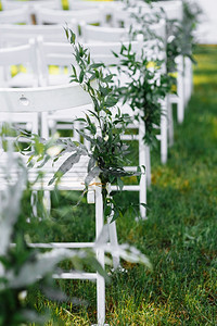 在婚礼仪式上装饰白椅子图片