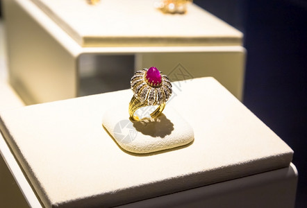 意大利珠宝1972年由gianmrbucelati制作的奢侈戒指背景