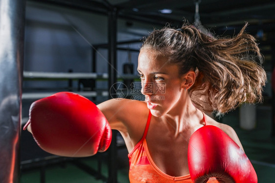 妇女拳击训练图片