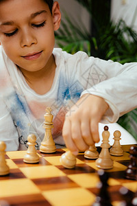 男孩在家里下棋坐在桌子上图片