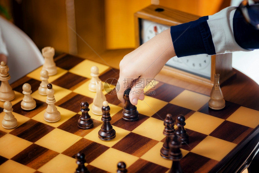 男孩在家里下棋坐在桌子上图片