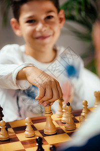 小朋友在下棋玩得开心图片